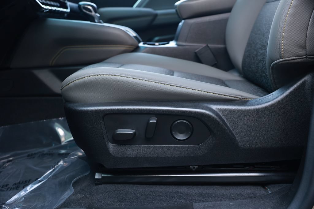 Used 2024 Chevrolet Colorado ZR2 w/ Technology Package AWD/4WD image 19