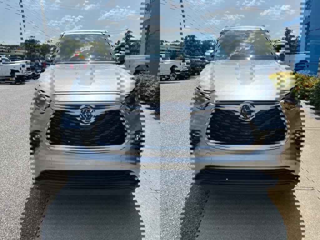 Used 2024 Toyota Highlander XLE image 4