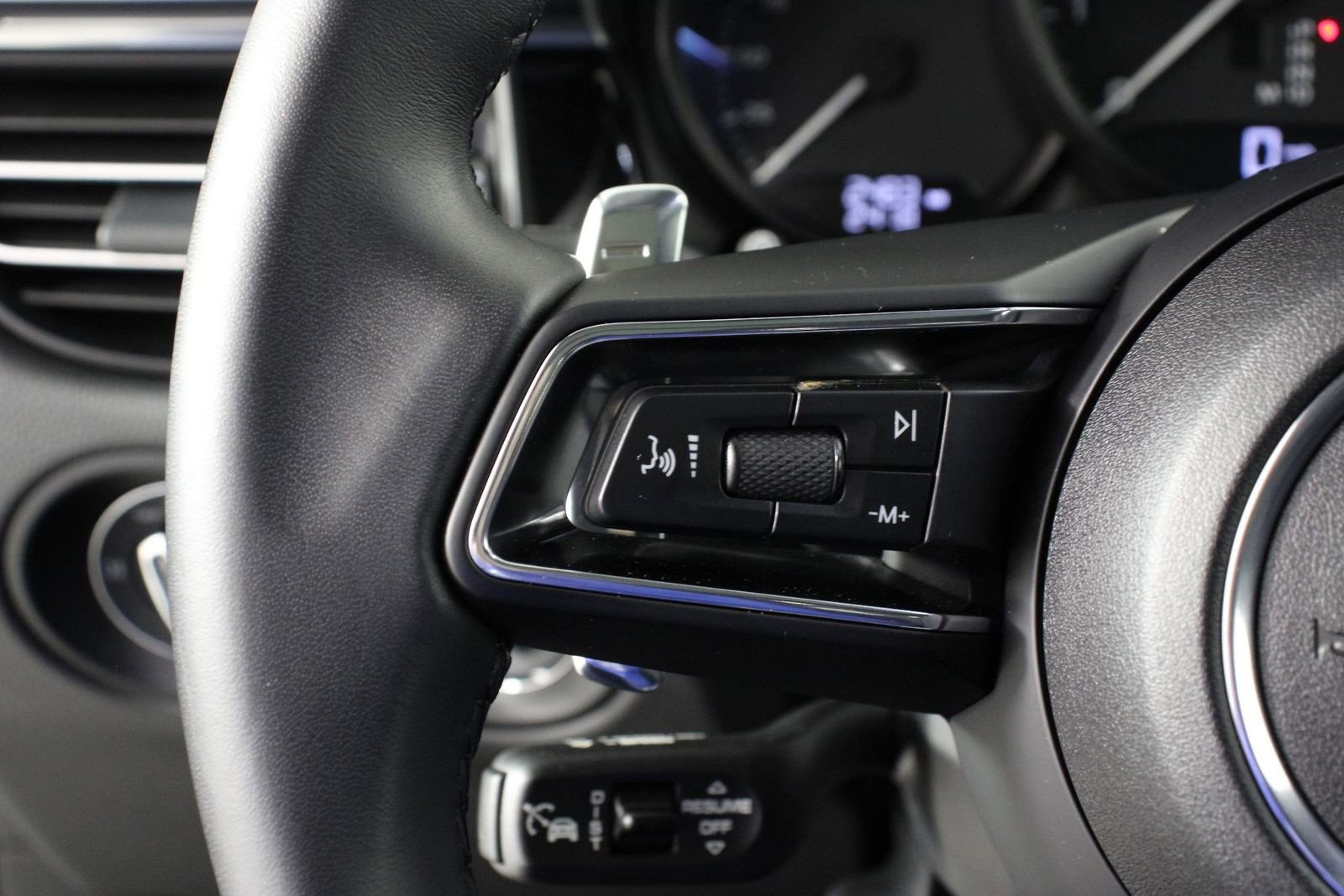 Certified 2025 Porsche Macan image 14