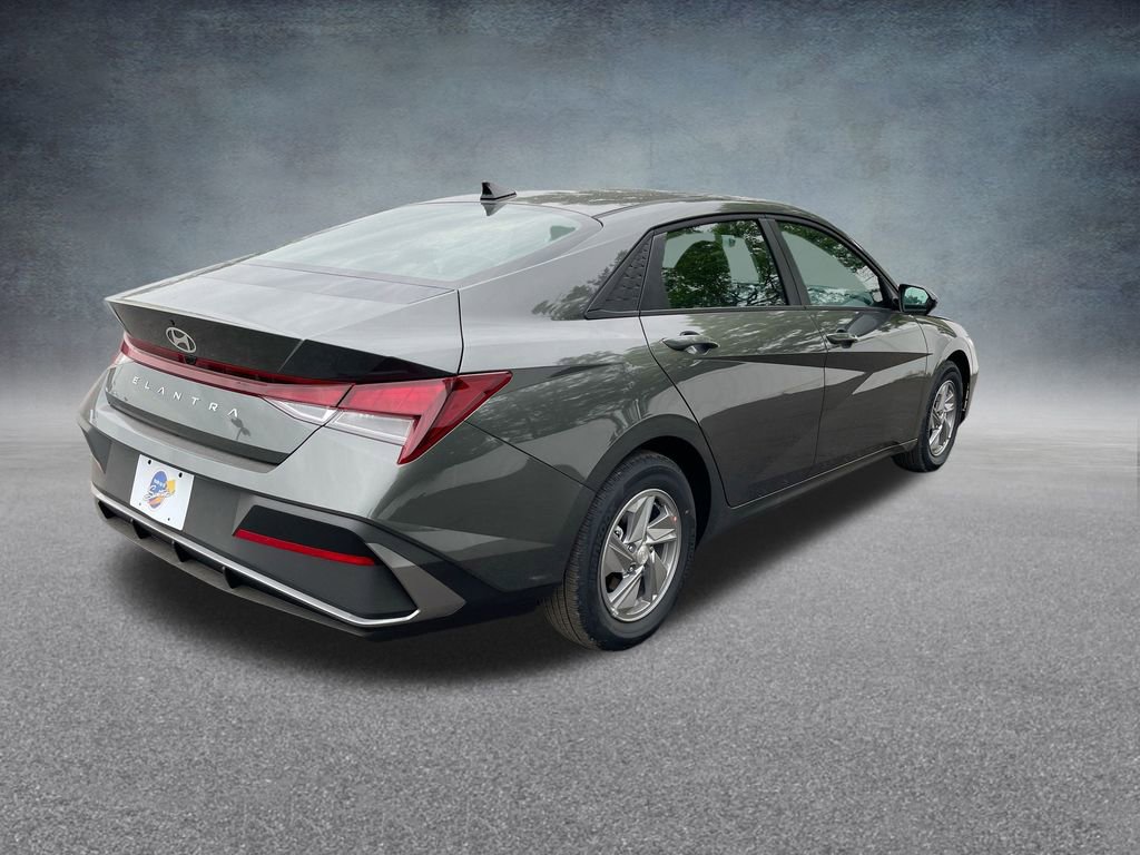 Used 2025 Hyundai Elantra SE image 31