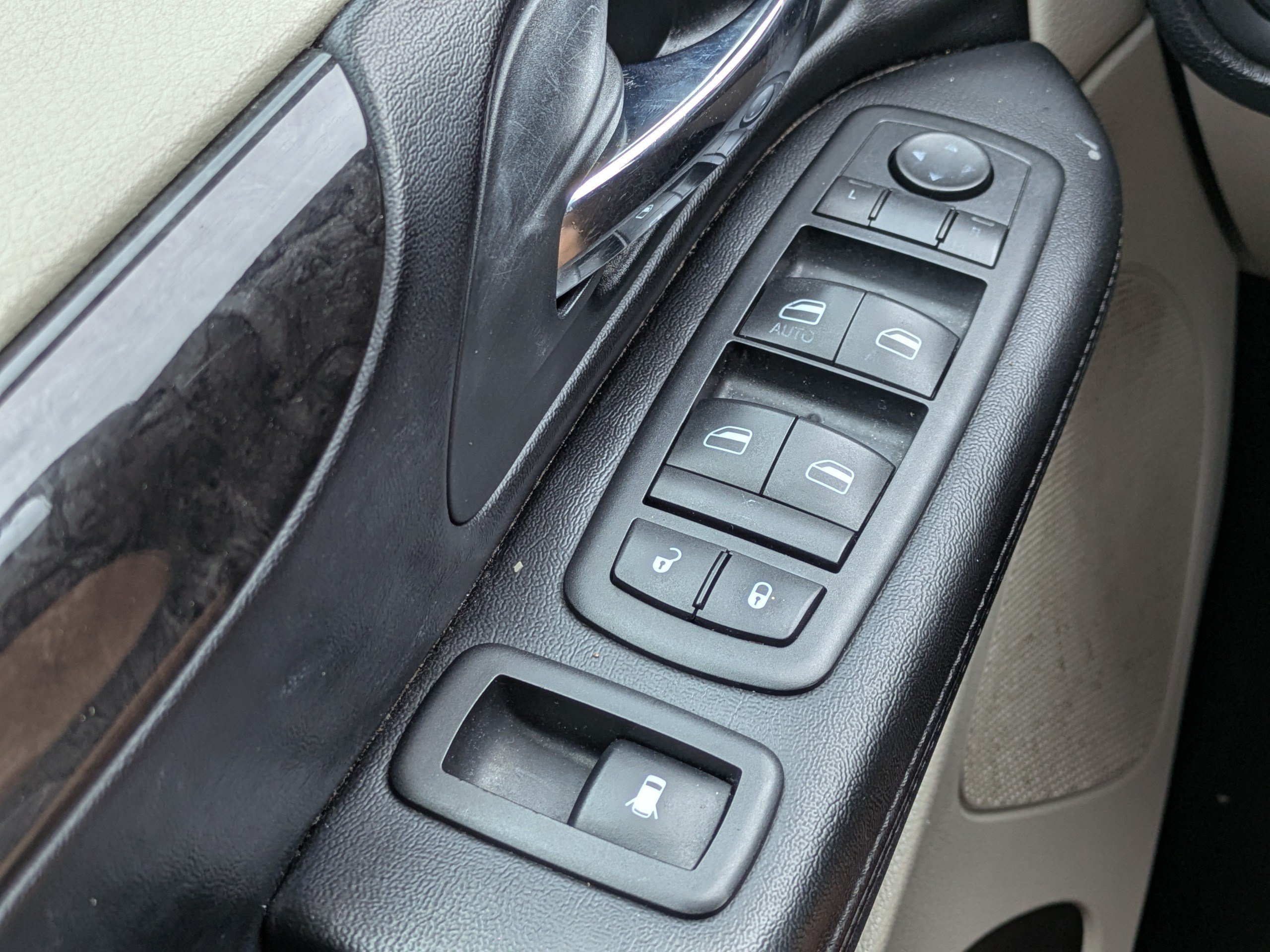 Used 2012 Dodge Grand Caravan SXT FWD image 18