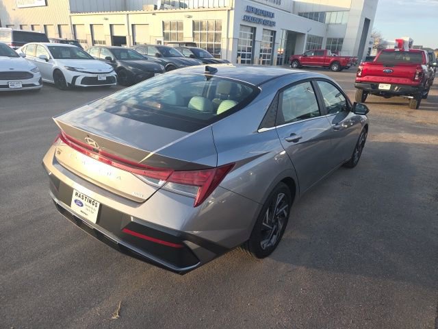 Used 2025 Hyundai Elantra Limited image 5