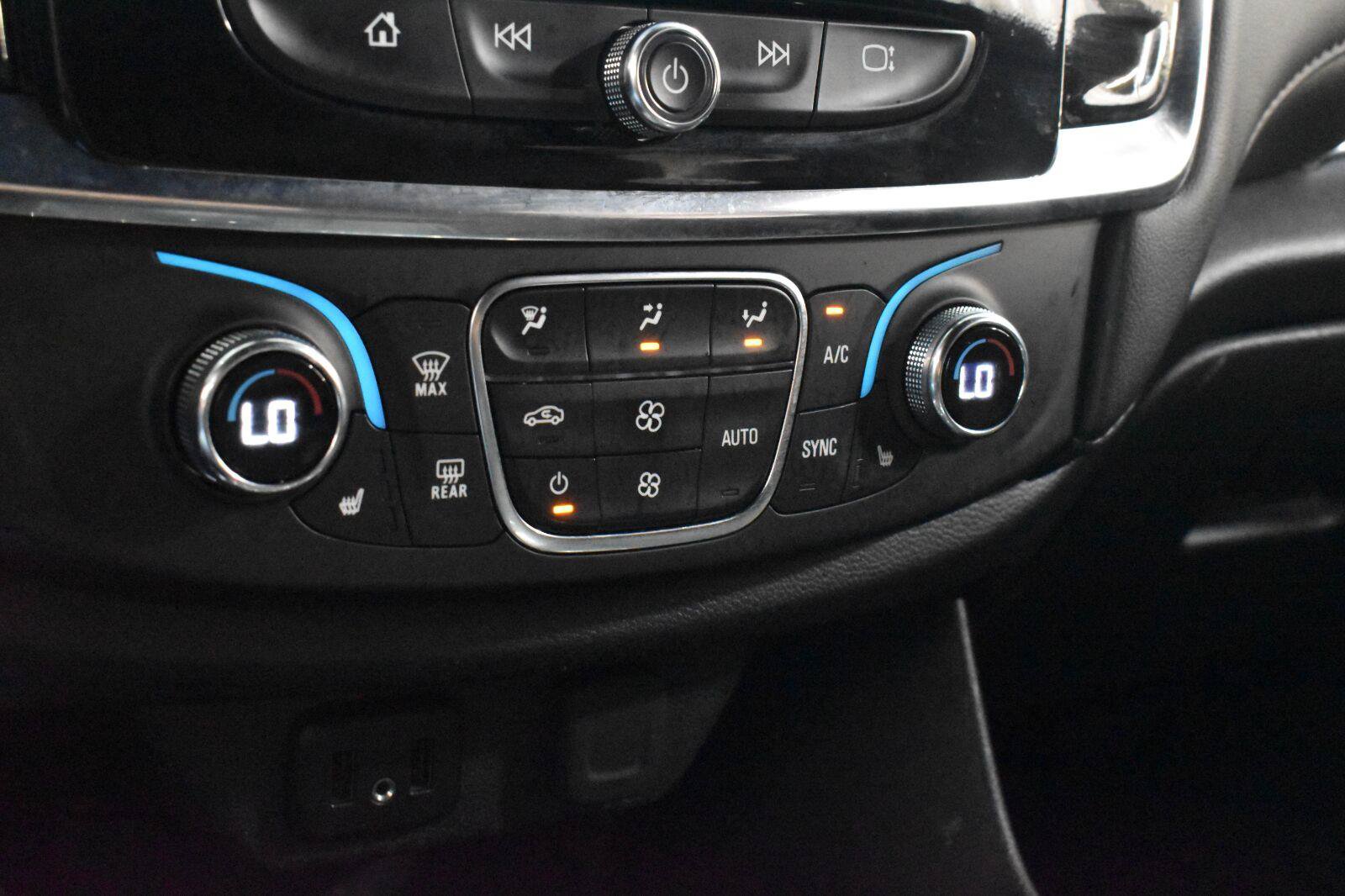 Used 2023 Chevrolet Traverse LT FWD image 19