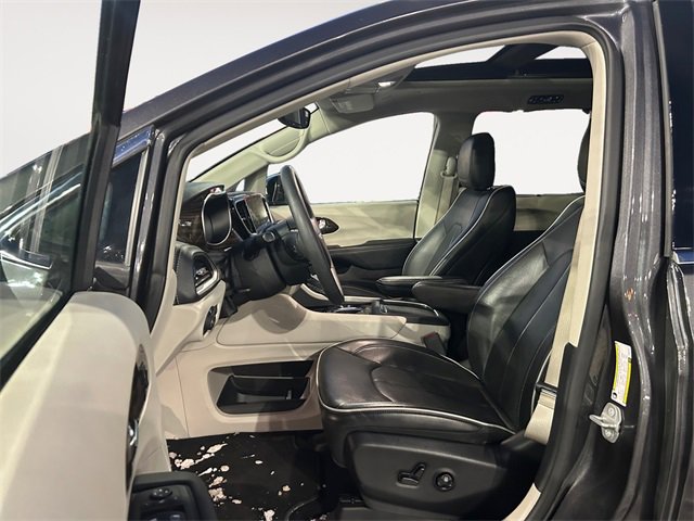 Used 2023 Chrysler Pacifica Limited image 9