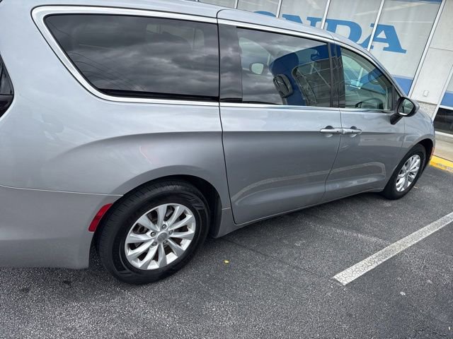 Used 2017 Chrysler Pacifica Touring w/ Tire & Wheel Group FWD image 3
