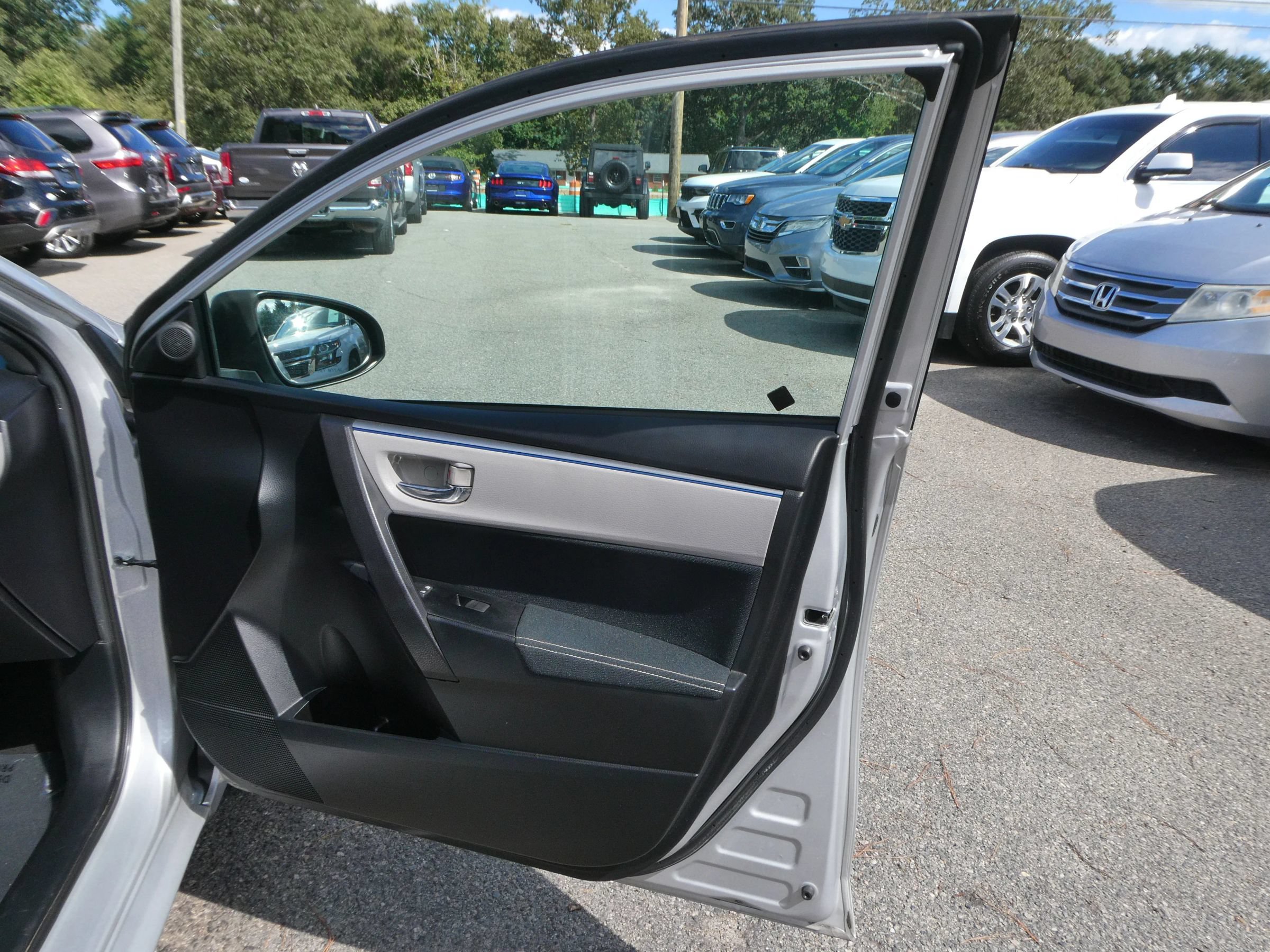 Used 2015 Toyota Corolla LE FWD image 22