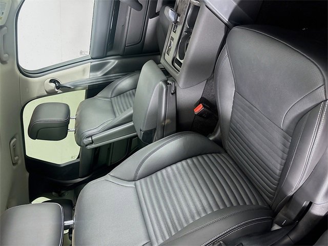 Used 2024 Land Rover Discovery S image 32