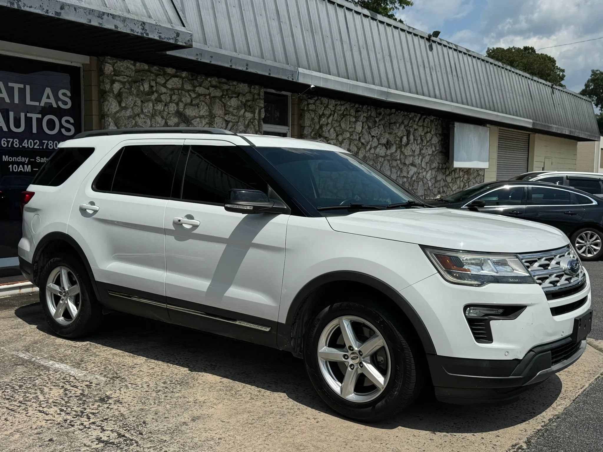 Used 2018 Ford Explorer XLT w/ Equipment Group 202A FWD image 9