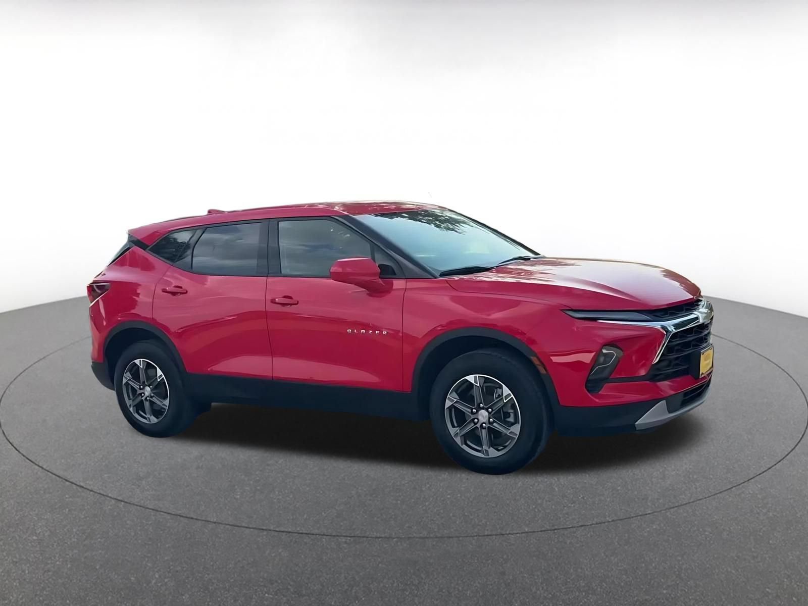 Used 2025 Chevrolet Blazer LT FWD image 2