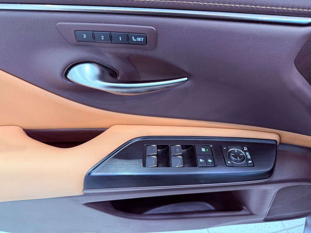 Certified 2021 Lexus ES 300h w/ Premium Package image 18