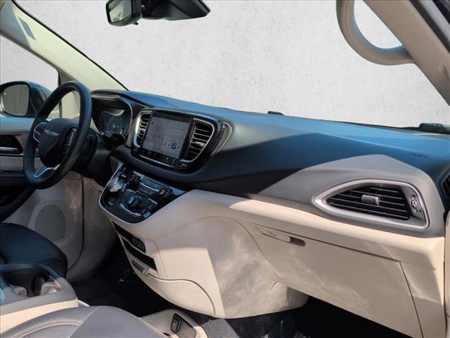 Used 2023 Chrysler Pacifica Touring-L image 25