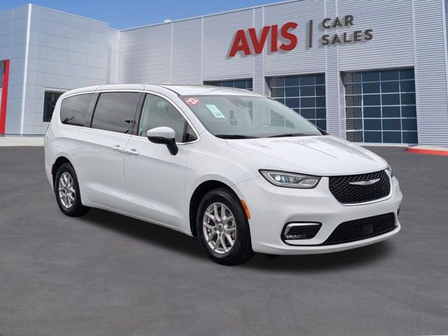 Used 2023 Chrysler Pacifica Touring-L image 3