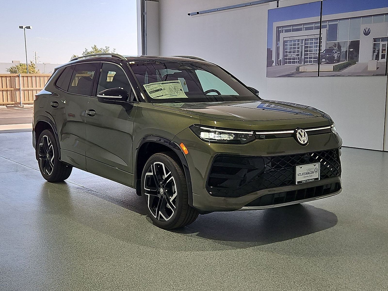 New 2026 Volkswagen Tiguan SEL R-Line AWD/4WD image 2
