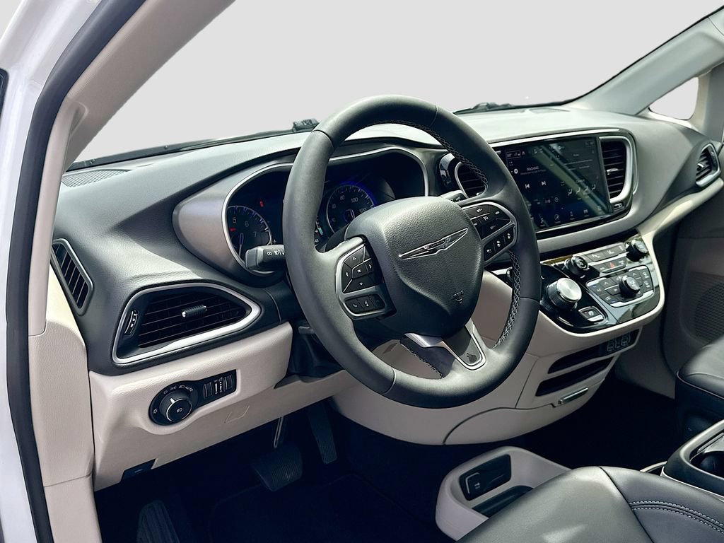 Used 2024 Chrysler Pacifica Touring-L FWD image 31