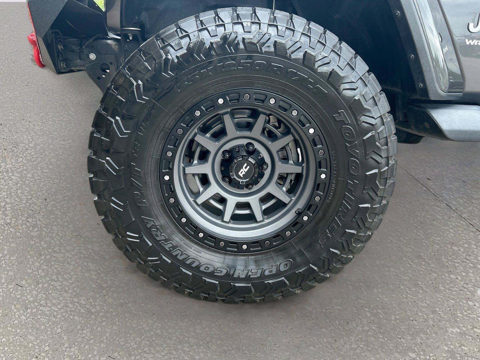 Used 2018 Jeep Wrangler Unlimited Sahara AWD/4WD image 41