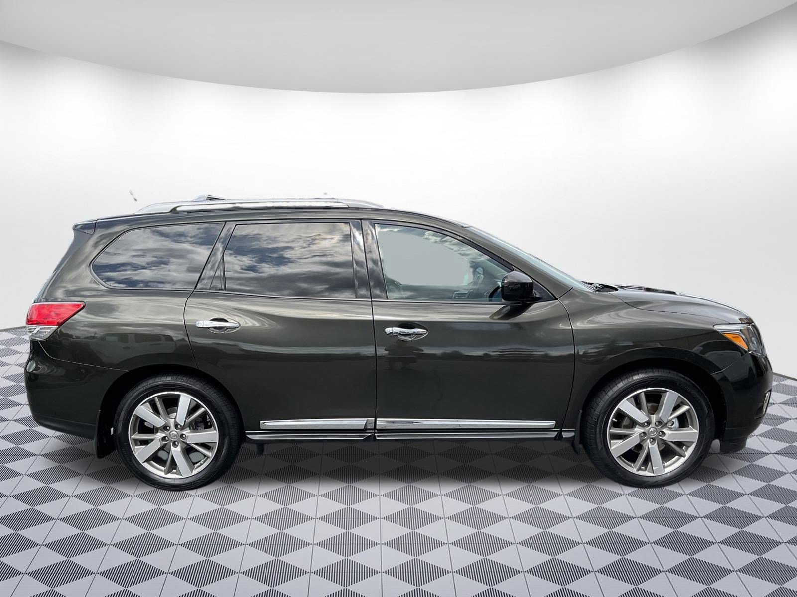 Used 2015 Nissan Pathfinder Platinum FWD image 2