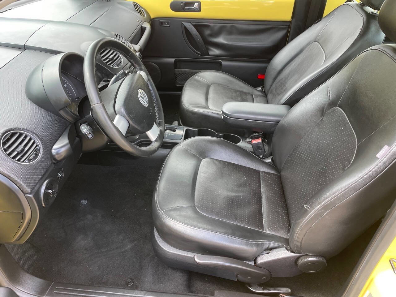 Used 2009 Volkswagen Beetle Coupe FWD image 11
