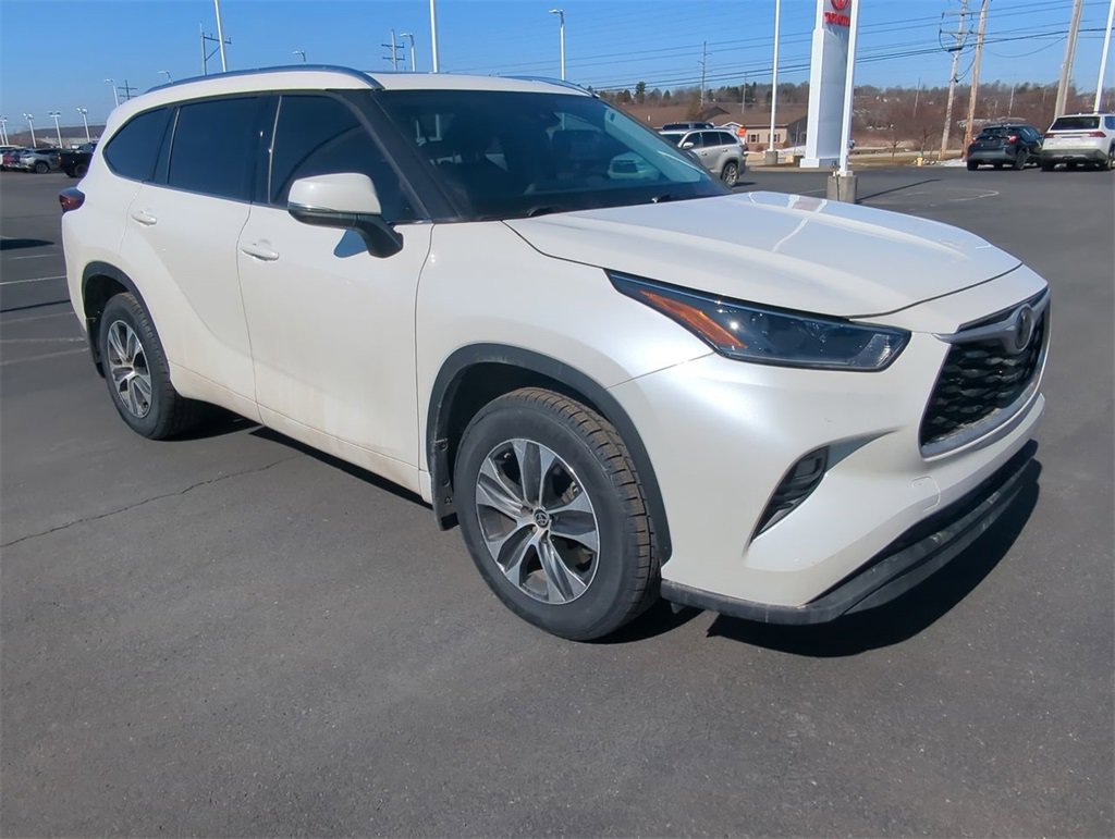 Used 2021 Toyota Highlander XLE image 2