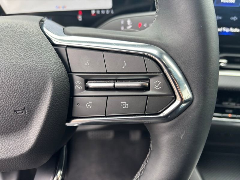 Used 2025 Chevrolet Equinox LT w/ Safety and Technology Package image 11