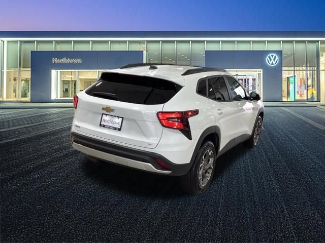 Used 2025 Chevrolet Trax LT FWD image 23