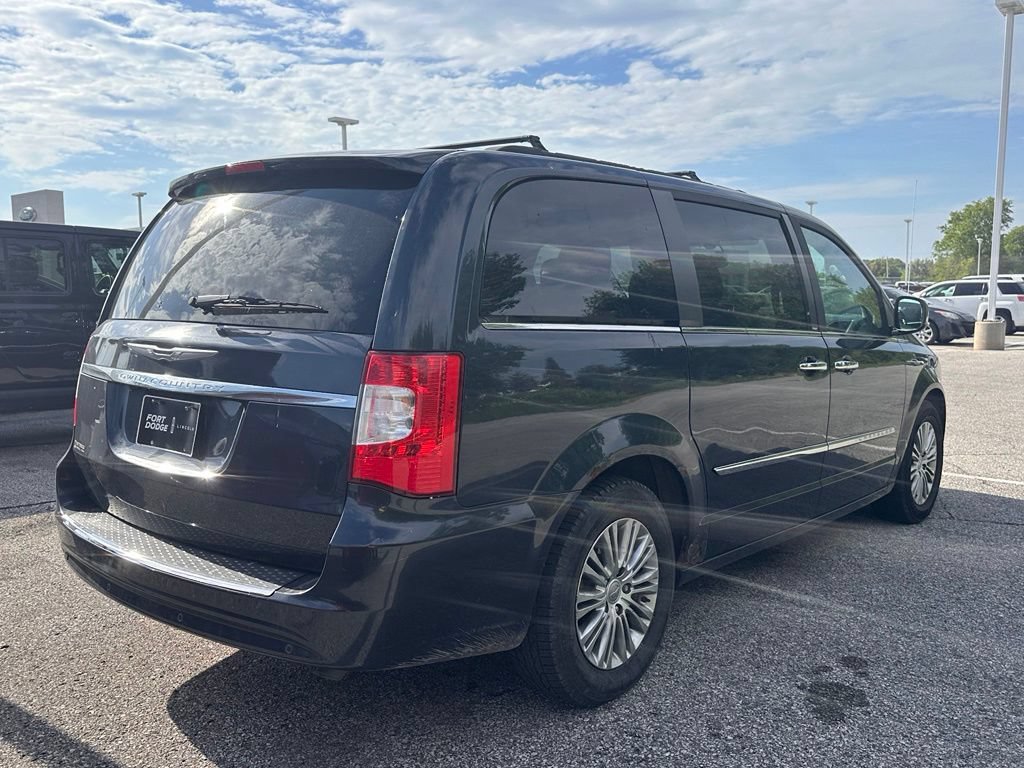 Used 2013 Chrysler Town & Country Touring-L w/ Entertainment Group #2 FWD image 4