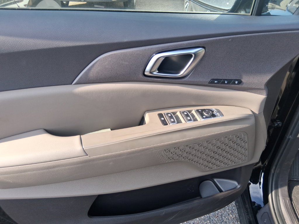 Certified 2026 Kia Carnival EX FWD image 9