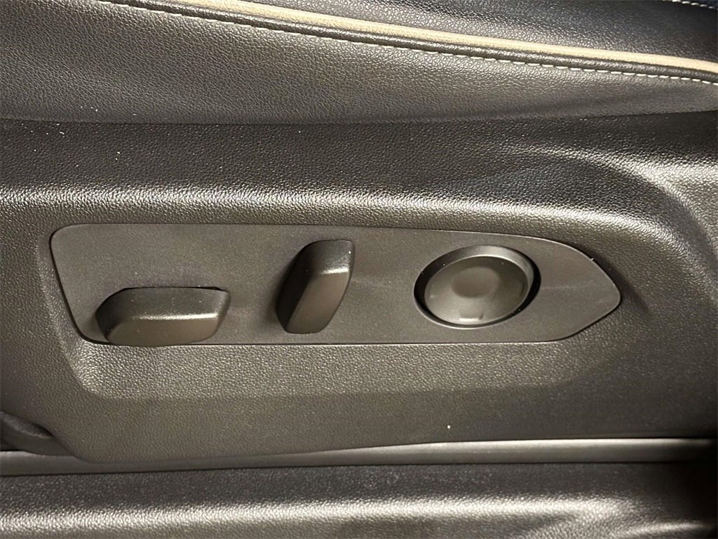 Used 2024 GMC Yukon SLT w/ SLT Luxury Package image 13