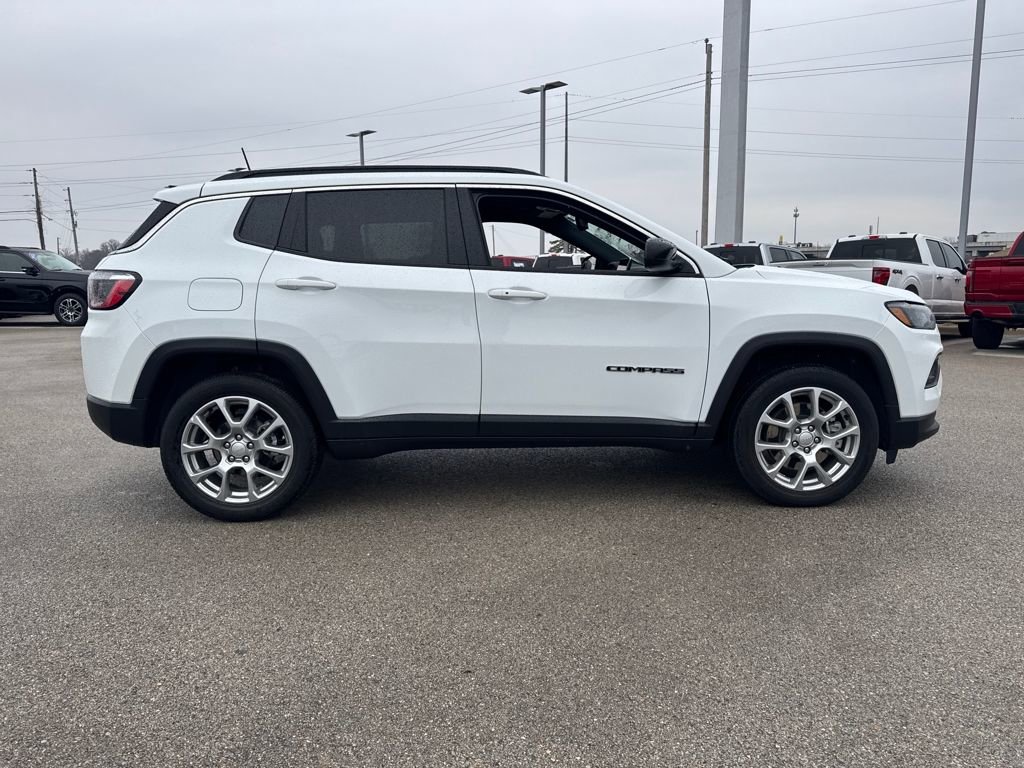 Used 2024 Jeep Compass Latitude image 8
