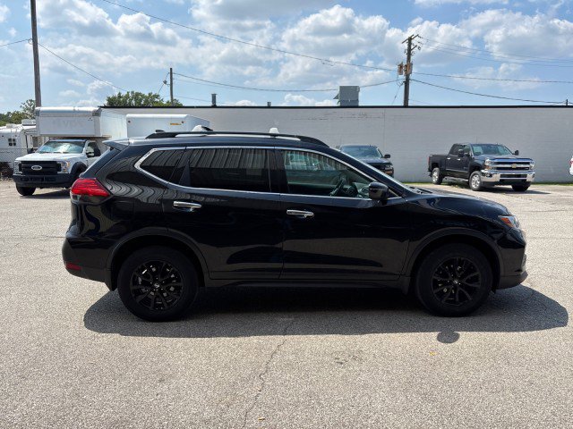 Used 2017 Nissan Rogue SV w/ Midnight Edition image 4