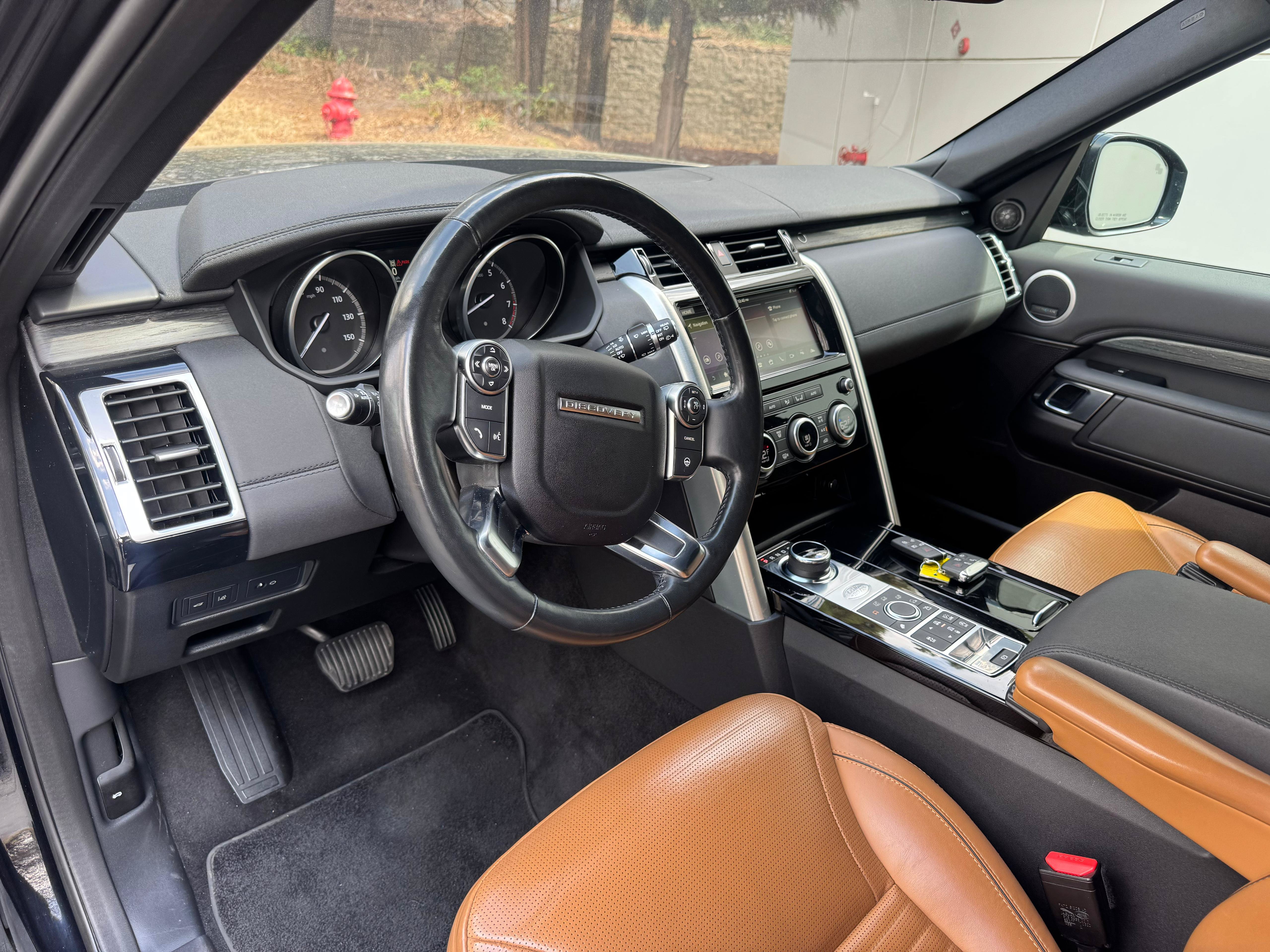 Used 2017 Land Rover Discovery HSE AWD/4WD image 25