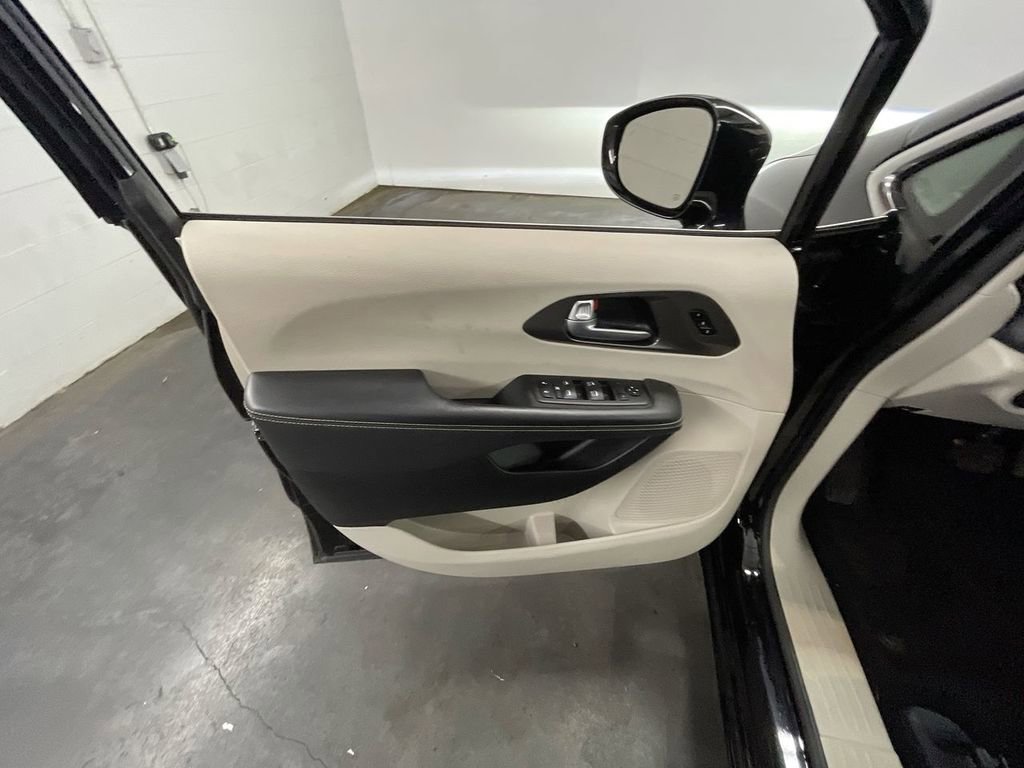 Used 2024 Chrysler Pacifica Touring-L image 21