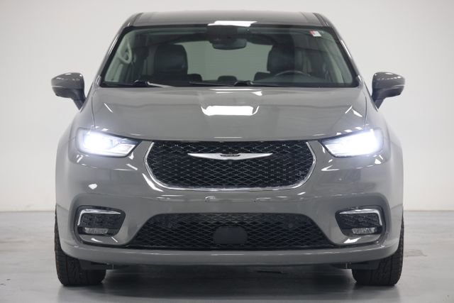 Used 2023 Chrysler Pacifica Touring-L AWD/4WD image 2