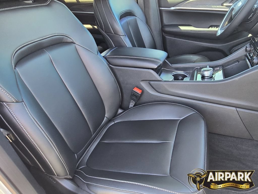 New 2025 Jeep Grand Cherokee L Limited w/ Black Appearance Package AWD/4WD image 11