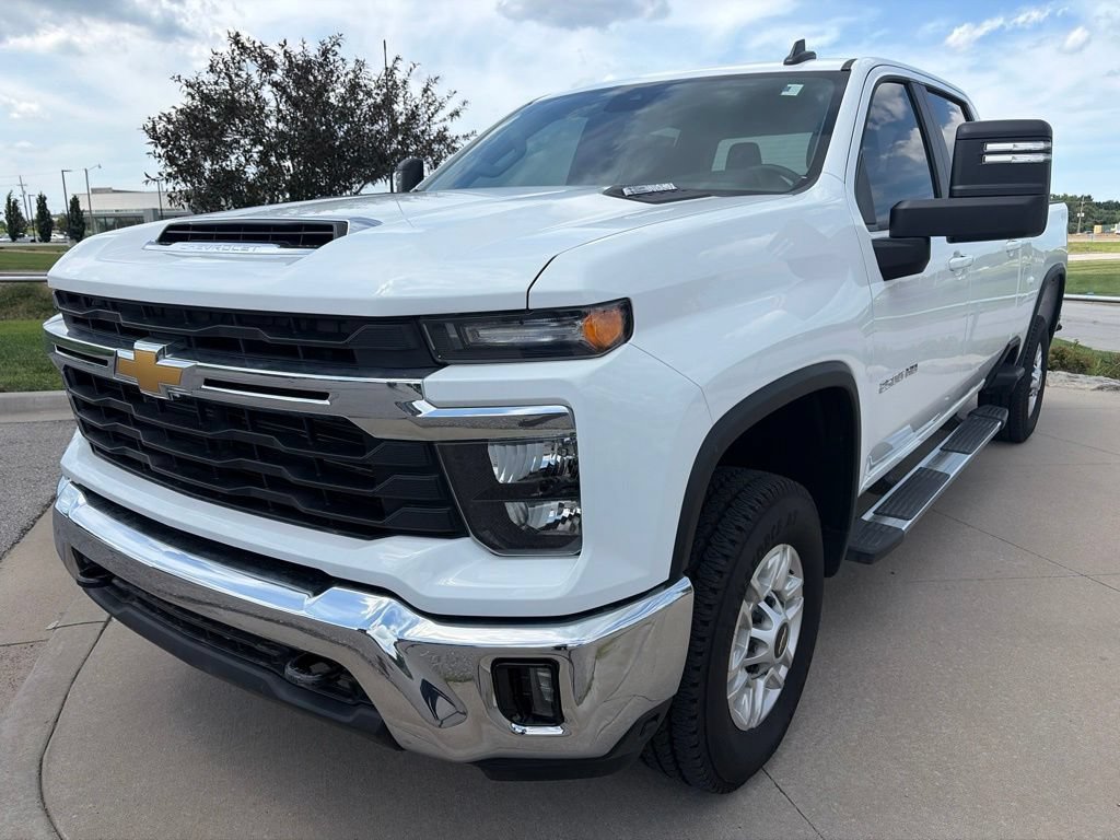 Used 2025 Chevrolet Silverado 2500 LT w/ Convenience Package AWD/4WD image 4