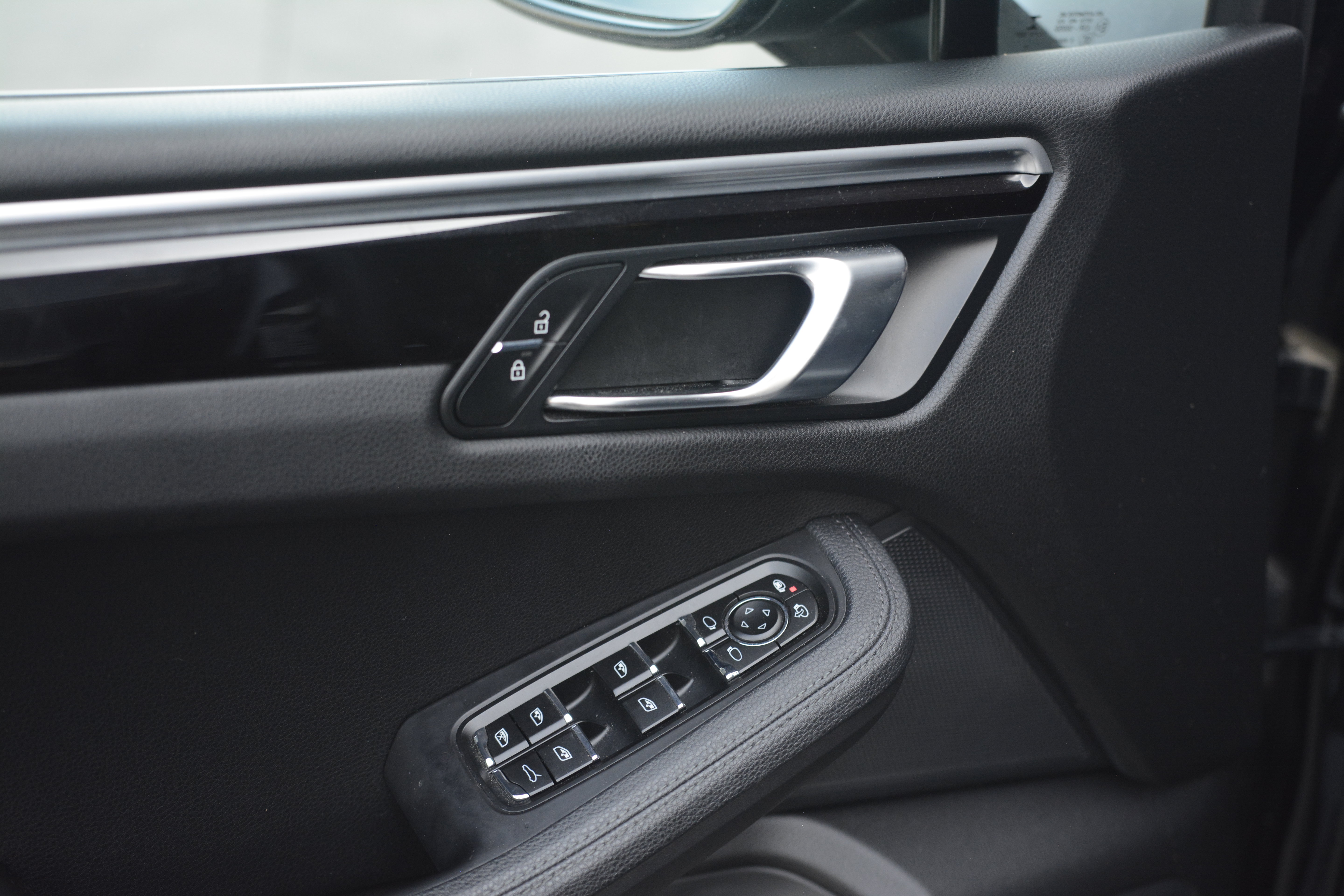 Certified 2019 Porsche Macan AWD/4WD image 14