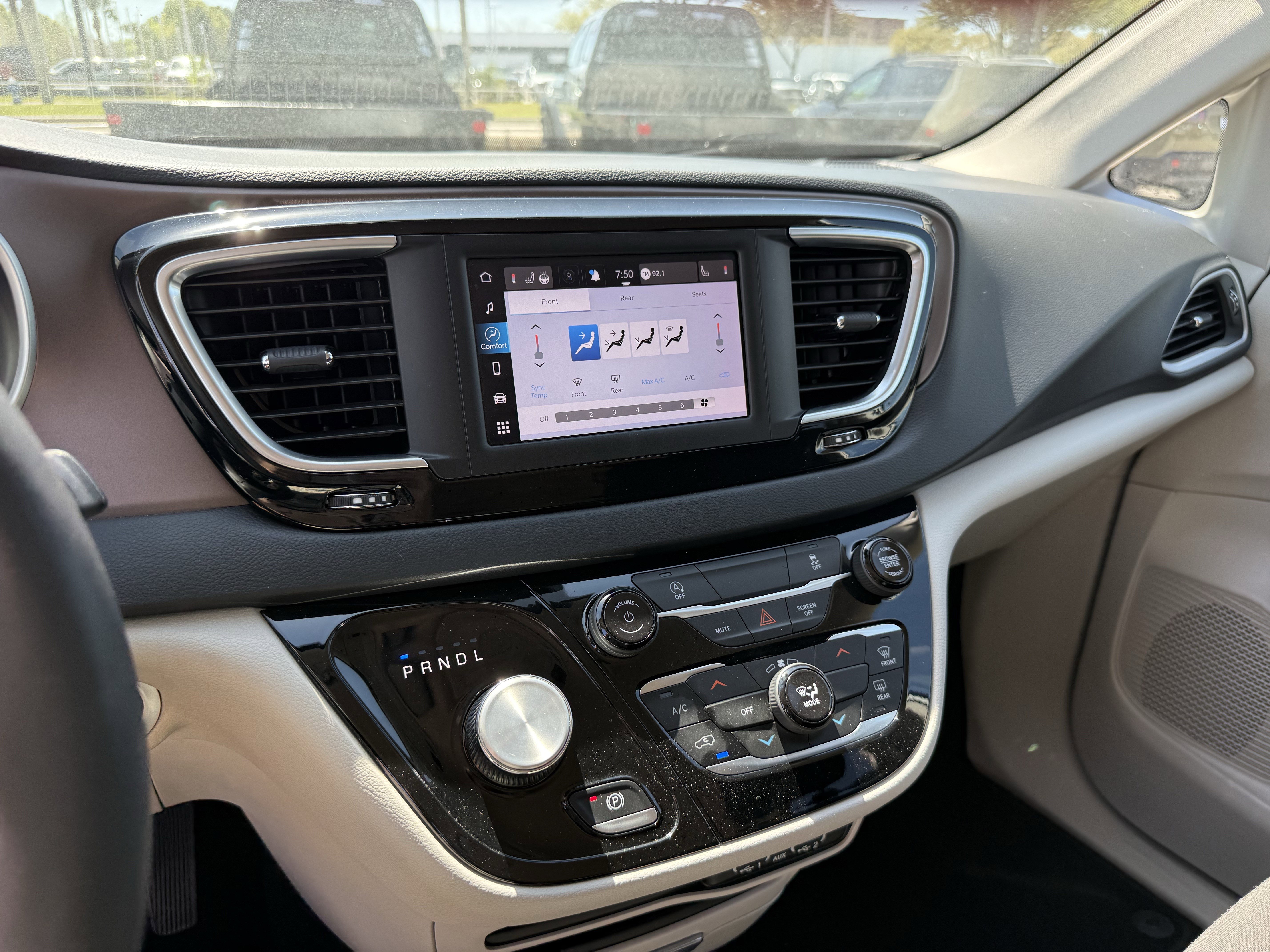 Used 2023 Chrysler Voyager LX image 19