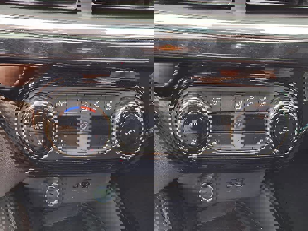 Used 2025 Chevrolet Trax RS w/ Sunroof Package image 22