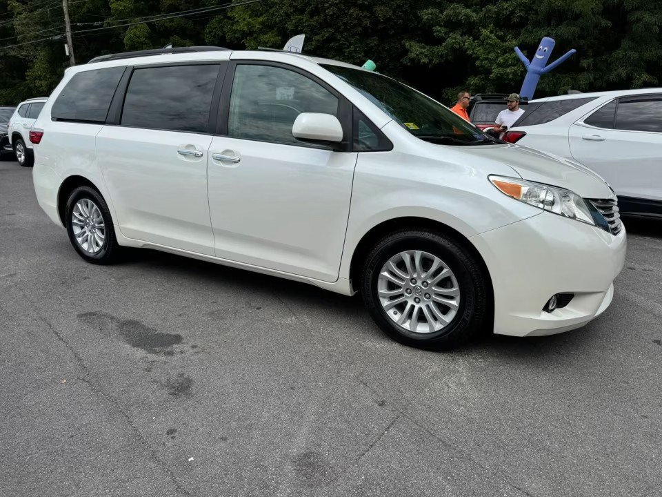 Used 2015 Toyota Sienna XLE FWD image 5