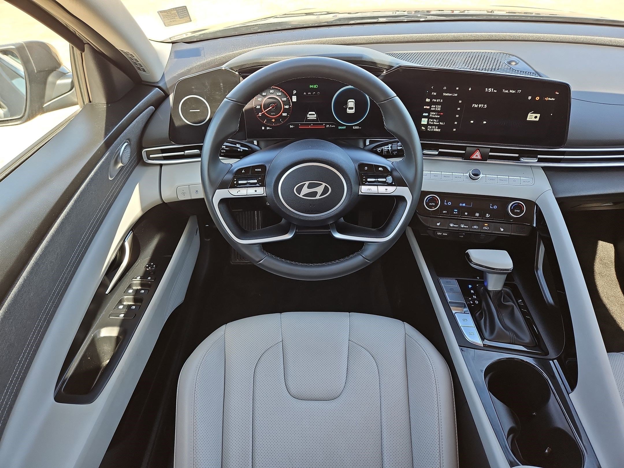 Used 2025 Hyundai Elantra Limited image 28