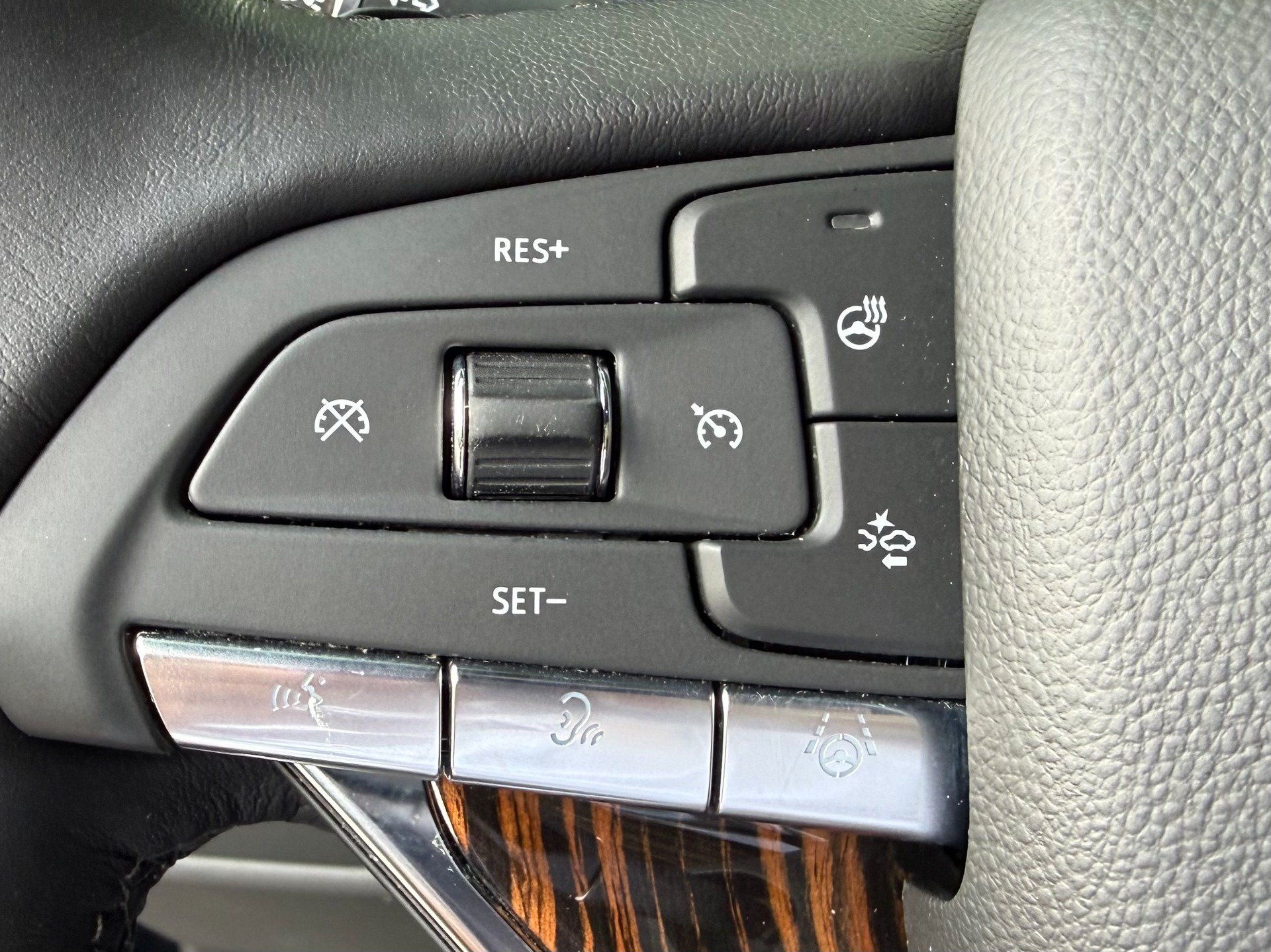 Used 2024 Cadillac Escalade Premium Luxury AWD/4WD image 53