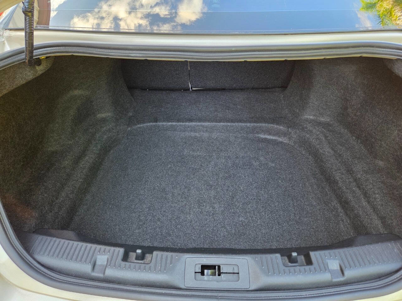Used 2018 Ford Taurus SE FWD image 14
