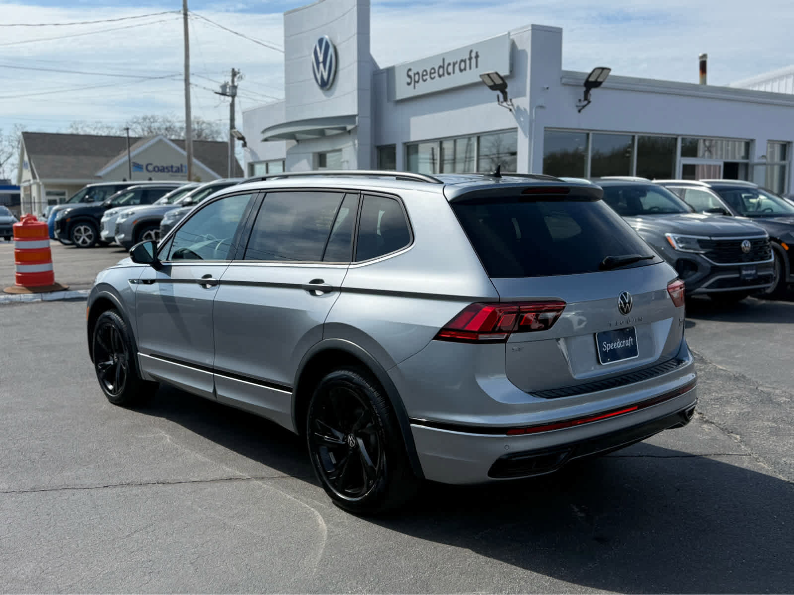 Certified 2024 Volkswagen Tiguan SE R-Line image 5