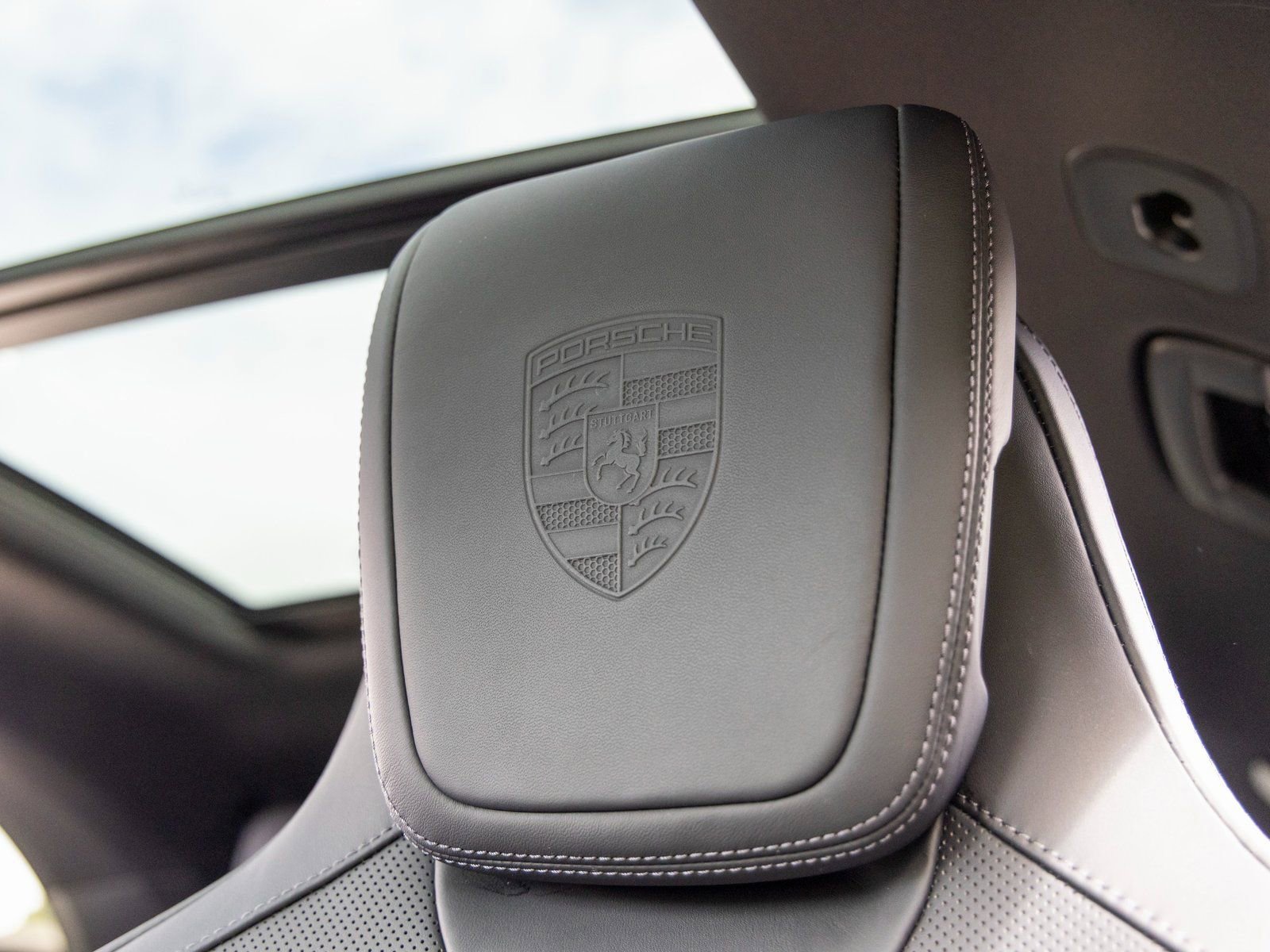 Certified 2025 Porsche Macan Electric image 30