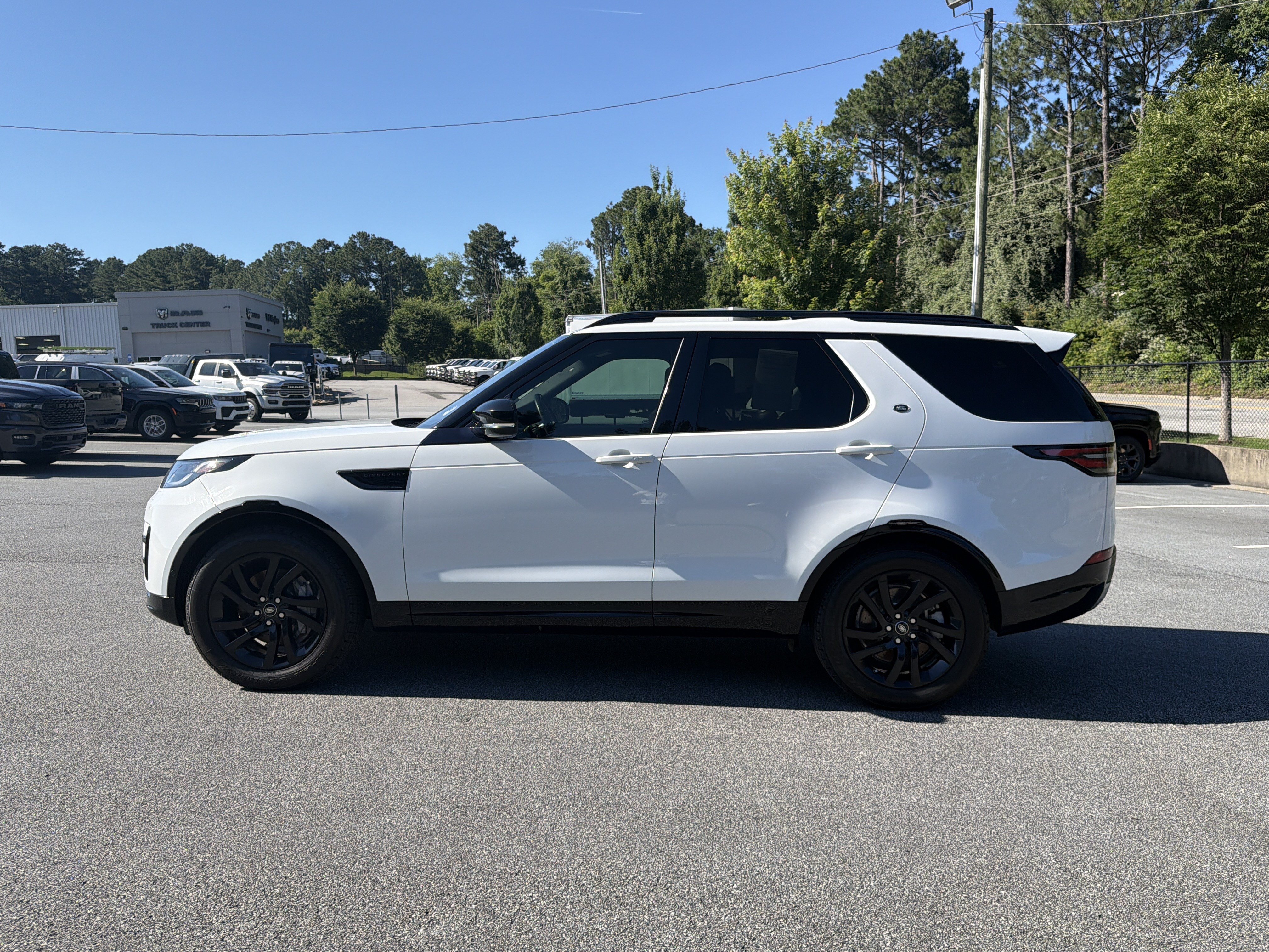 Used 2020 Land Rover Discovery Landmark AWD/4WD image 4