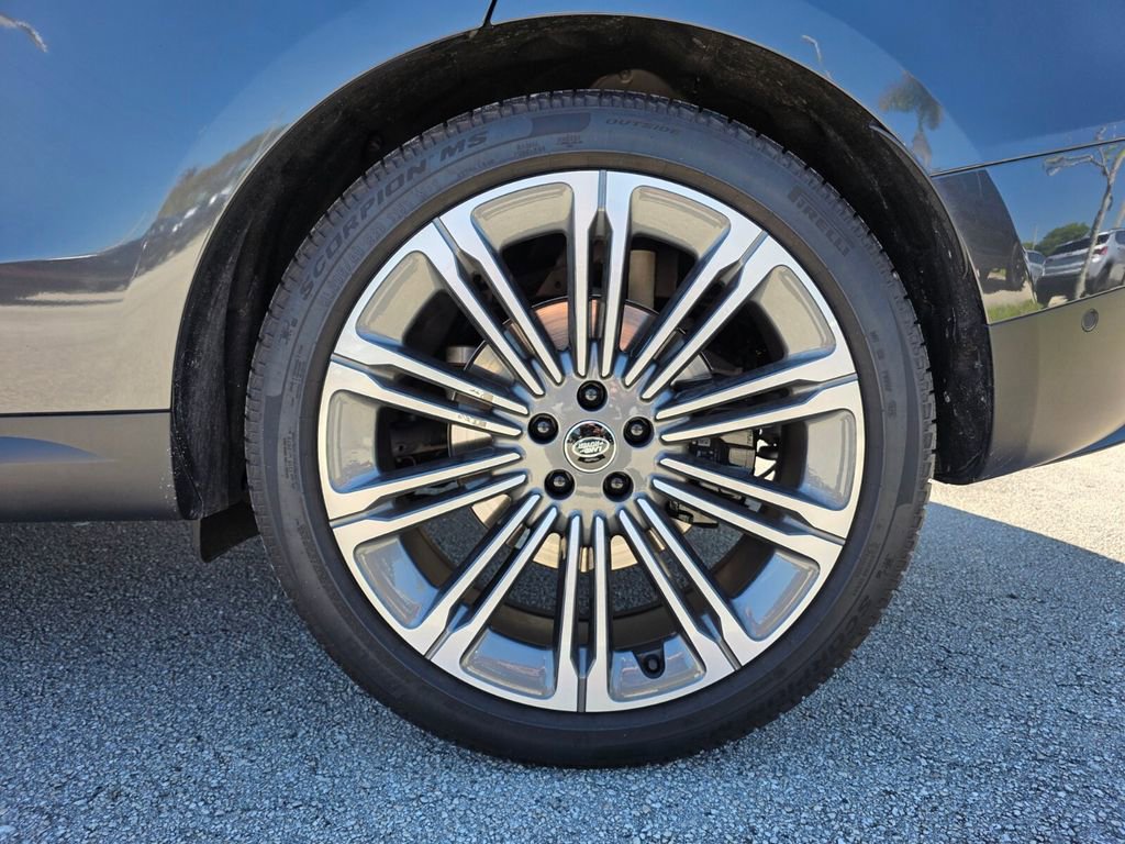 Used 2025 Land Rover Range Rover Sport SE image 16