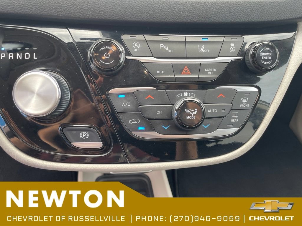 Used 2023 Chrysler Pacifica Touring-L FWD image 11