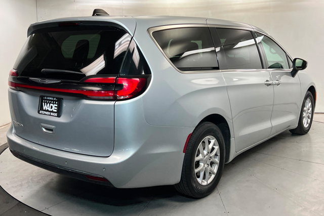 Used 2023 Chrysler Pacifica Touring-L FWD image 5