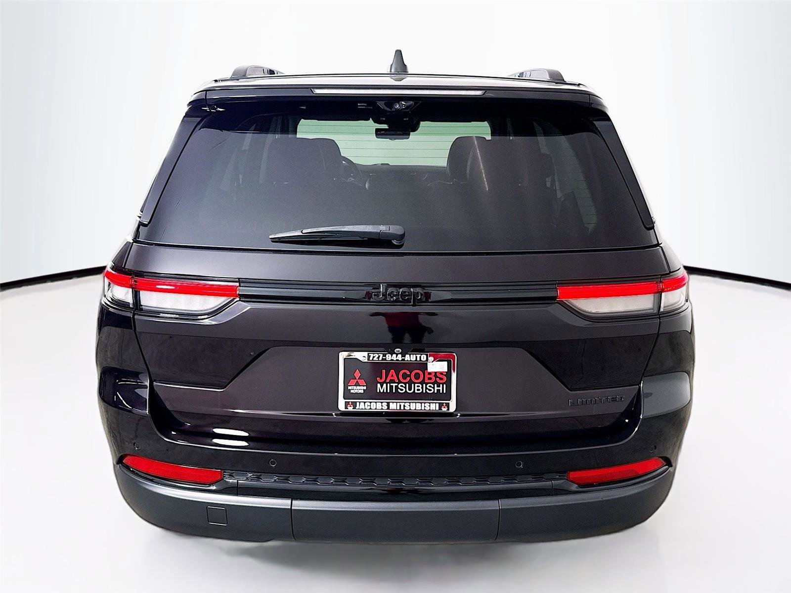 Used 2023 Jeep Grand Cherokee Limited w/ Luxury Tech Group II image 6