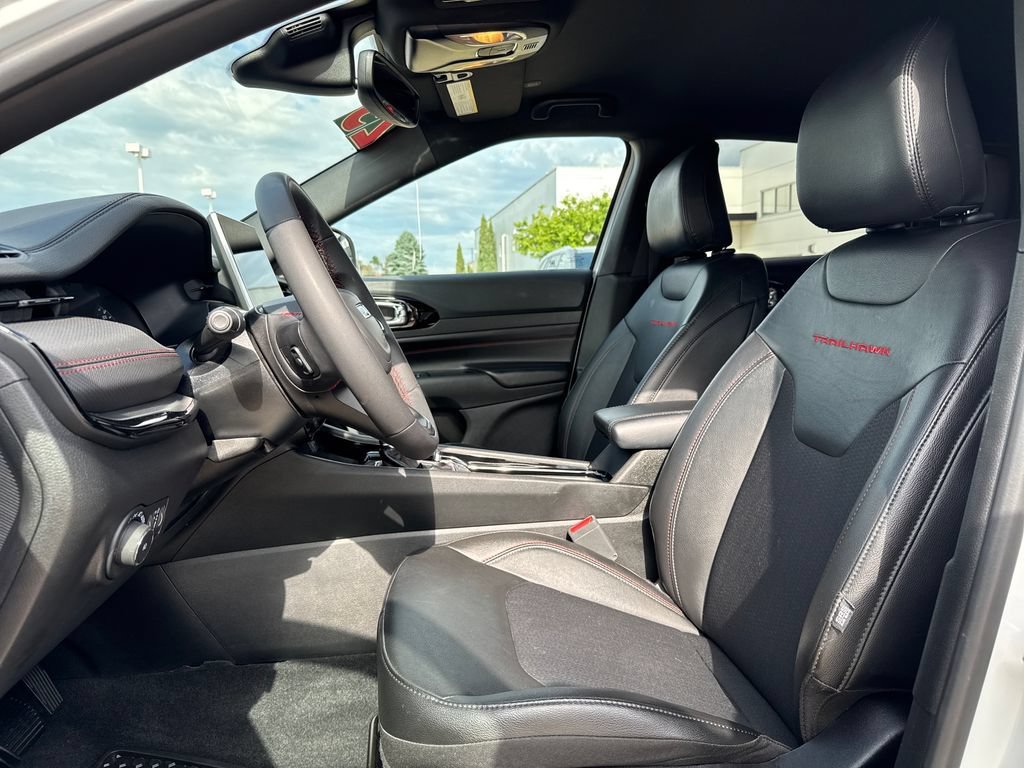 Used 2025 Jeep Compass Trailhawk AWD/4WD image 12