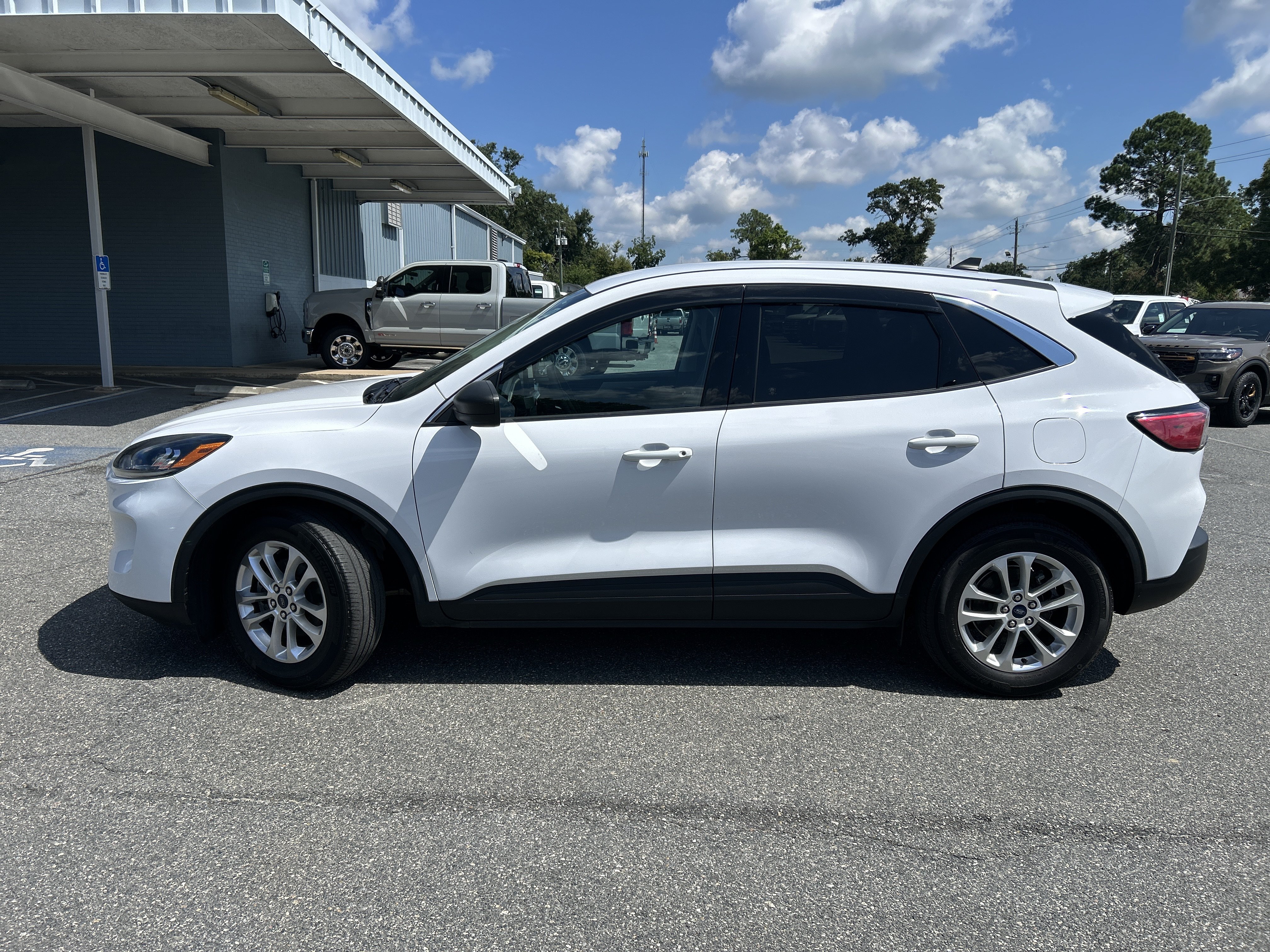Used 2022 Ford Escape SE w/ Convenience Package FWD image 4